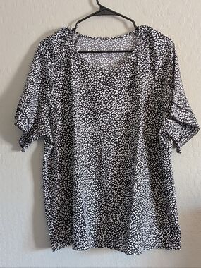 Woman's 1X Black and White Micro Floral Short Sleeve Blouse